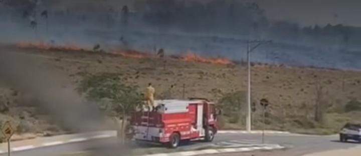 Bombeiros tentam conter incêndio próximo ao Tarsila do Amaral